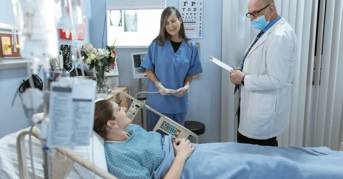 Comparatif : Soins à Domicile vs Soins en Clinique